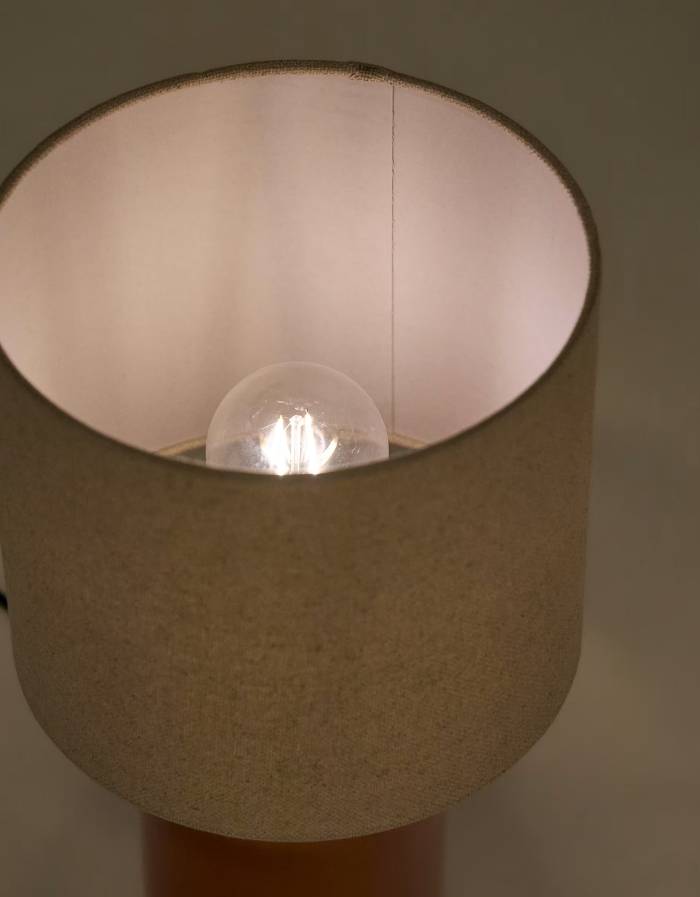 Lampe de table Daeli en céramique avec finition orange et coton beige