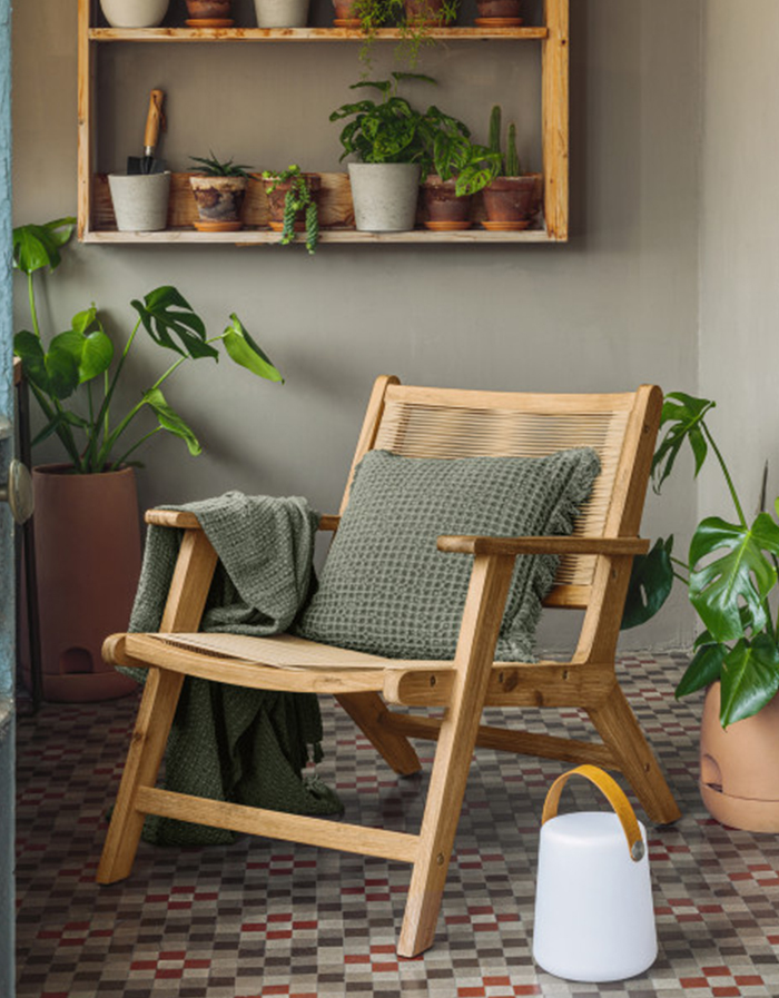 Fauteuil Geralda en bois d’acacia avec finition naturelle