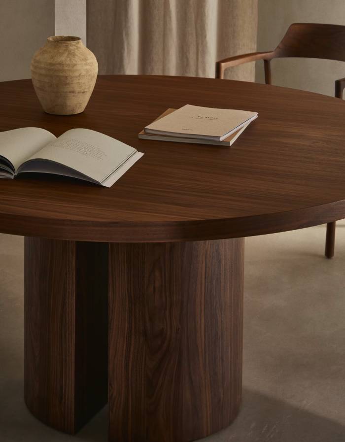 Table ronde Nealy en placage de noyer, finition foncée Ø 150 cm
