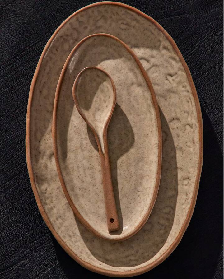 LOT ZUNEL DE 2 ASSIETTES ET UNE CUILLERE EN CERAMIQUE BEIGE