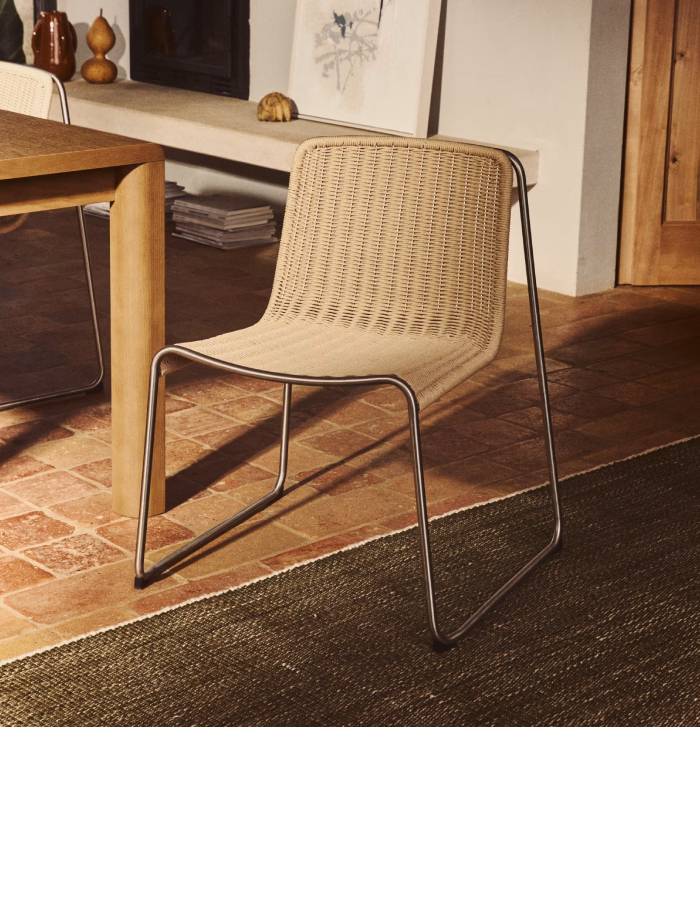CHAISE EMPILABLE TAVARI EN COURS SYNTHETIQUE BEIGE ET ACIER