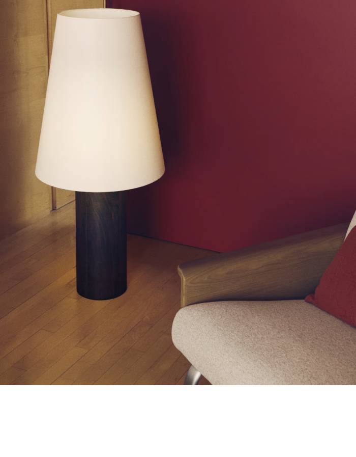 LAMPADAIRE MARGA EN BOIS D'HEVEA AVEC FINITION FONCEE