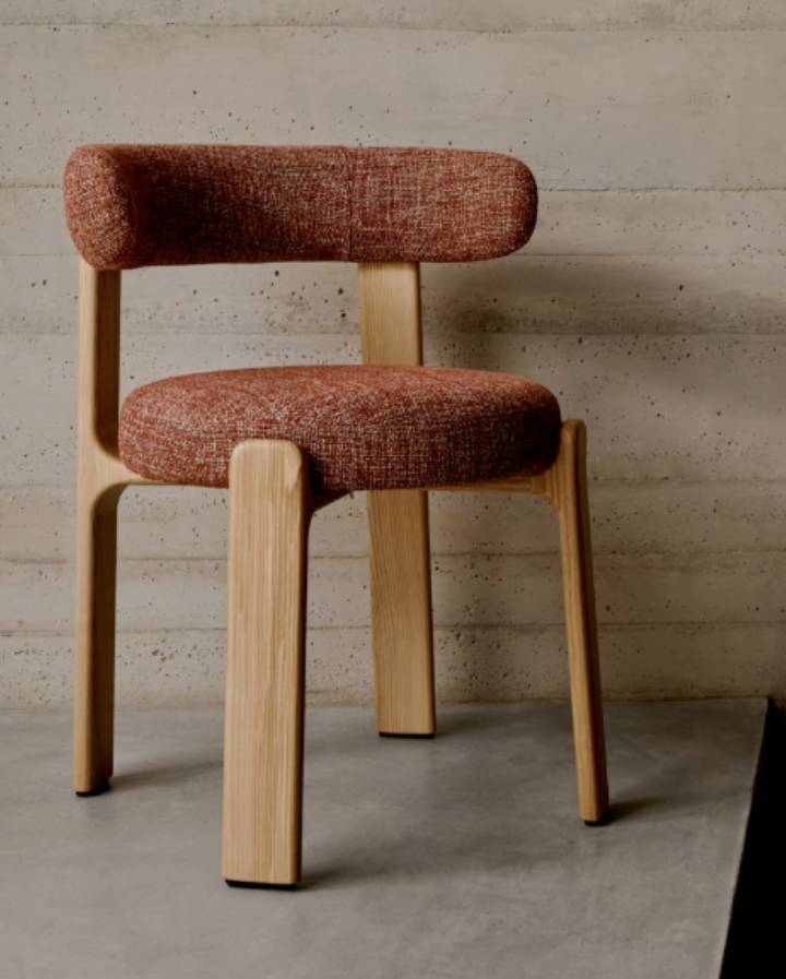 CHAISE GRANITE EN TISSU CHENILLE TERRACOTTA ET BOIS DE FRENE NOYER