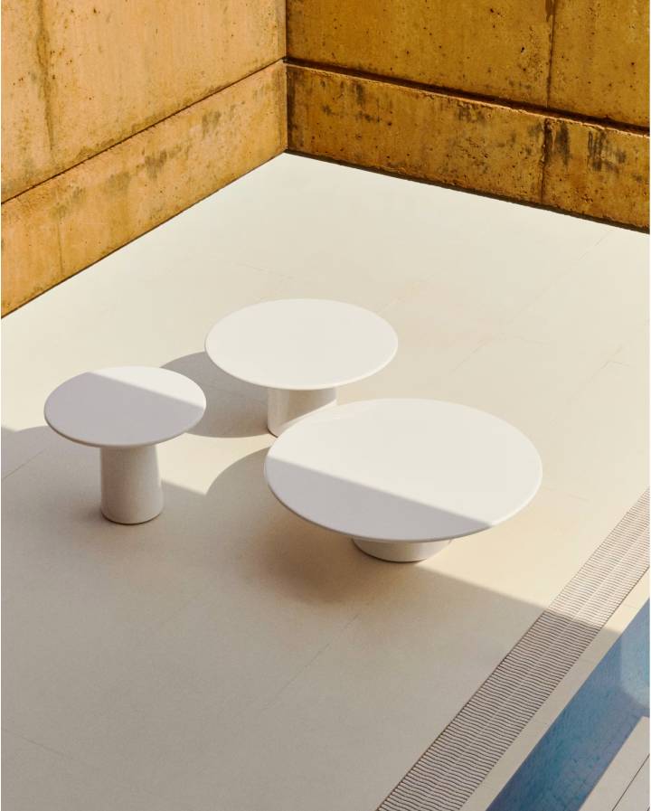 TABLE BASSE ALBANELLA EN CIMENT AVEC FINITION BLANC BRILLANT 110 CM