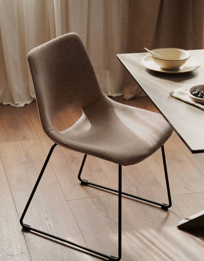 Chaise Zahara marron et pieds en acier noir