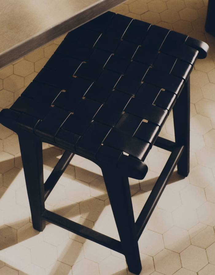Tabouret Calixta en cuir et bois de acajou, finition noire, hauteur 67 cm