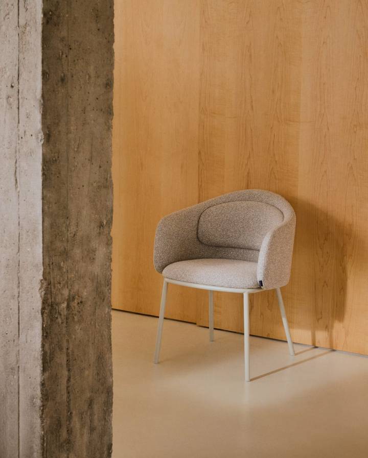 Chaise Idaira en tissu chenille épais et pieds en acier beige