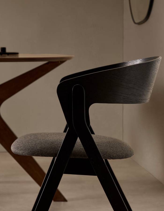 Chaise Godia en placage de frêne finition noire et tissu chenille