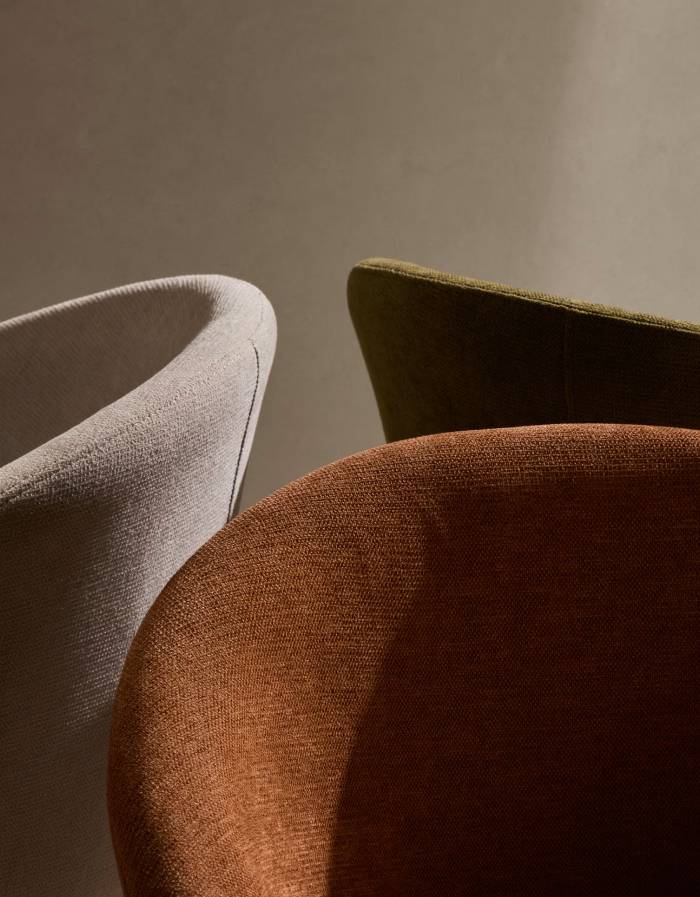 Chaise giratoire Marvin en chenille marron et pieds en bois de chêne